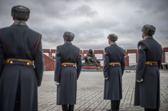 Открытие памятника Михаилу Калашникову на военном мемориальном кладбище в Мытищах