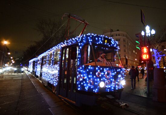На столичные улицы вышел украшенный к Новому году трамвай