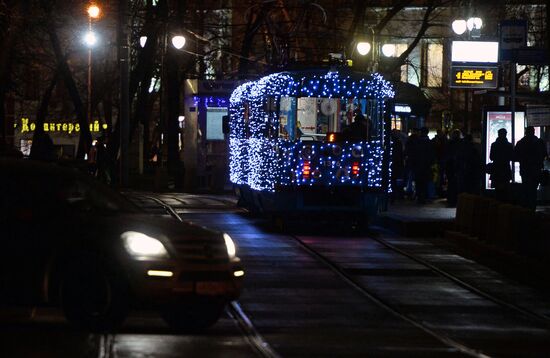 На столичные улицы вышел украшенный к Новому году трамвай