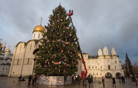 Украшение Новогодней елки на Соборной площади Кремля