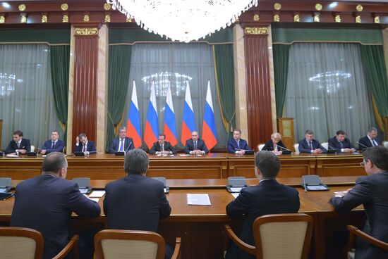 Президент РФ В. Путин провёл итоговую в 2015 году встречу с членами правительства РФ
