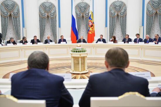 Президент РФ В. Путин провел встречу с представителями российских деловых кругов