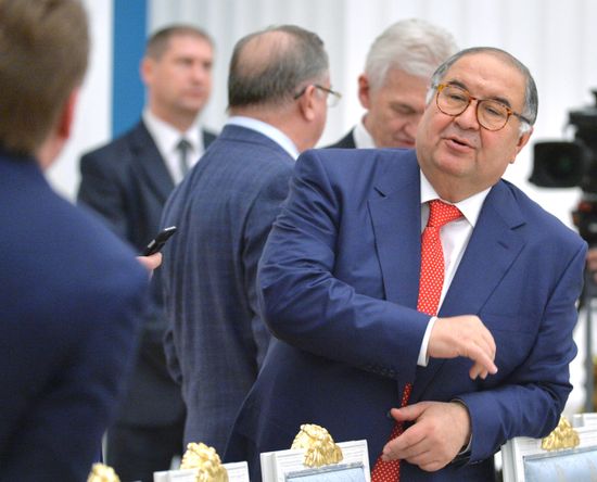 Президент РФ В. Путин провел встречу с представителями российских деловых кругов
