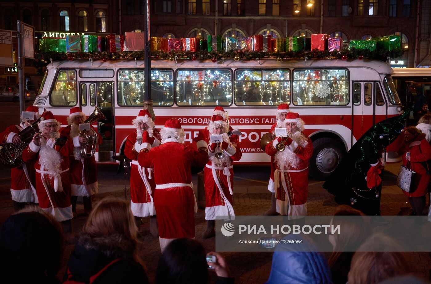 Новогодний автобус с Дедами Морозами в Санкт-Петербурге