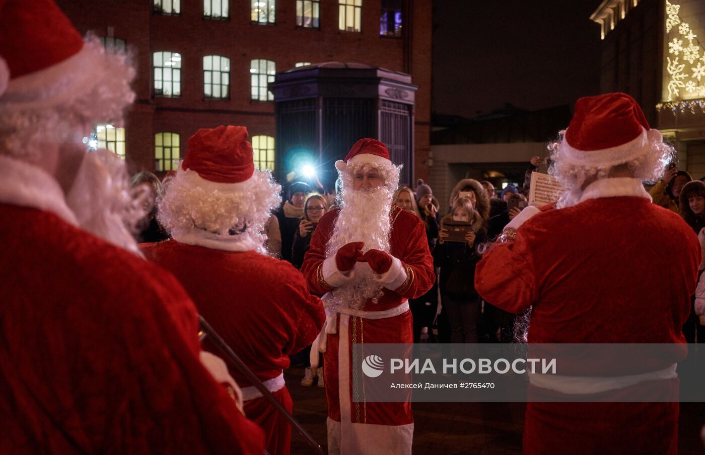 Новогодний автобус с Дедами Морозами в Санкт-Петербурге