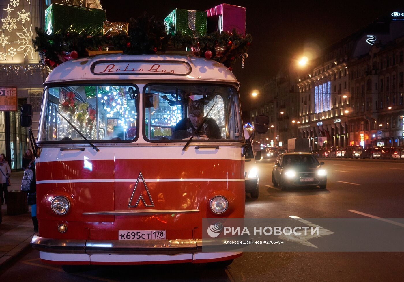 Новогодний автобус с Дедами Морозами в Санкт-Петербурге
