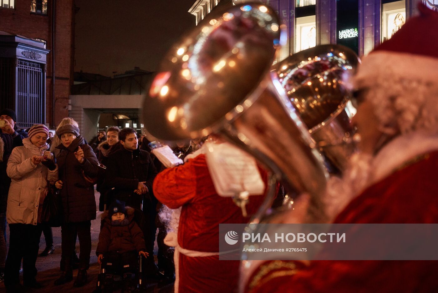 Новогодний автобус с Дедами Морозами в Санкт-Петербурге