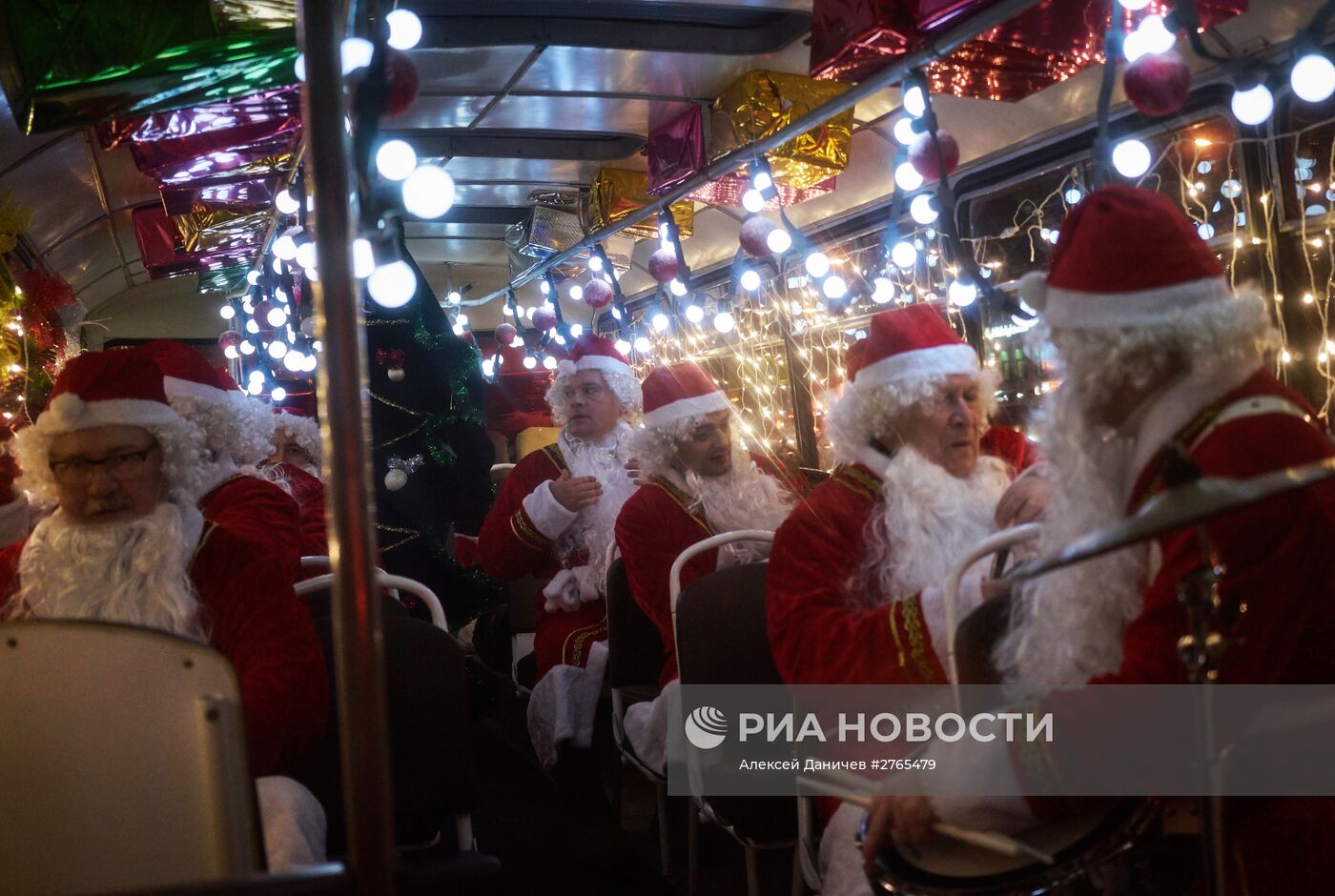 Новогодний автобус с Дедами Морозами в Санкт-Петербурге