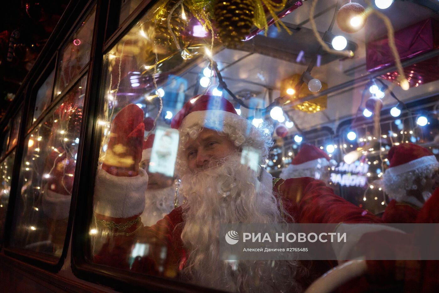 Новогодний автобус с Дедами Морозами в Санкт-Петербурге