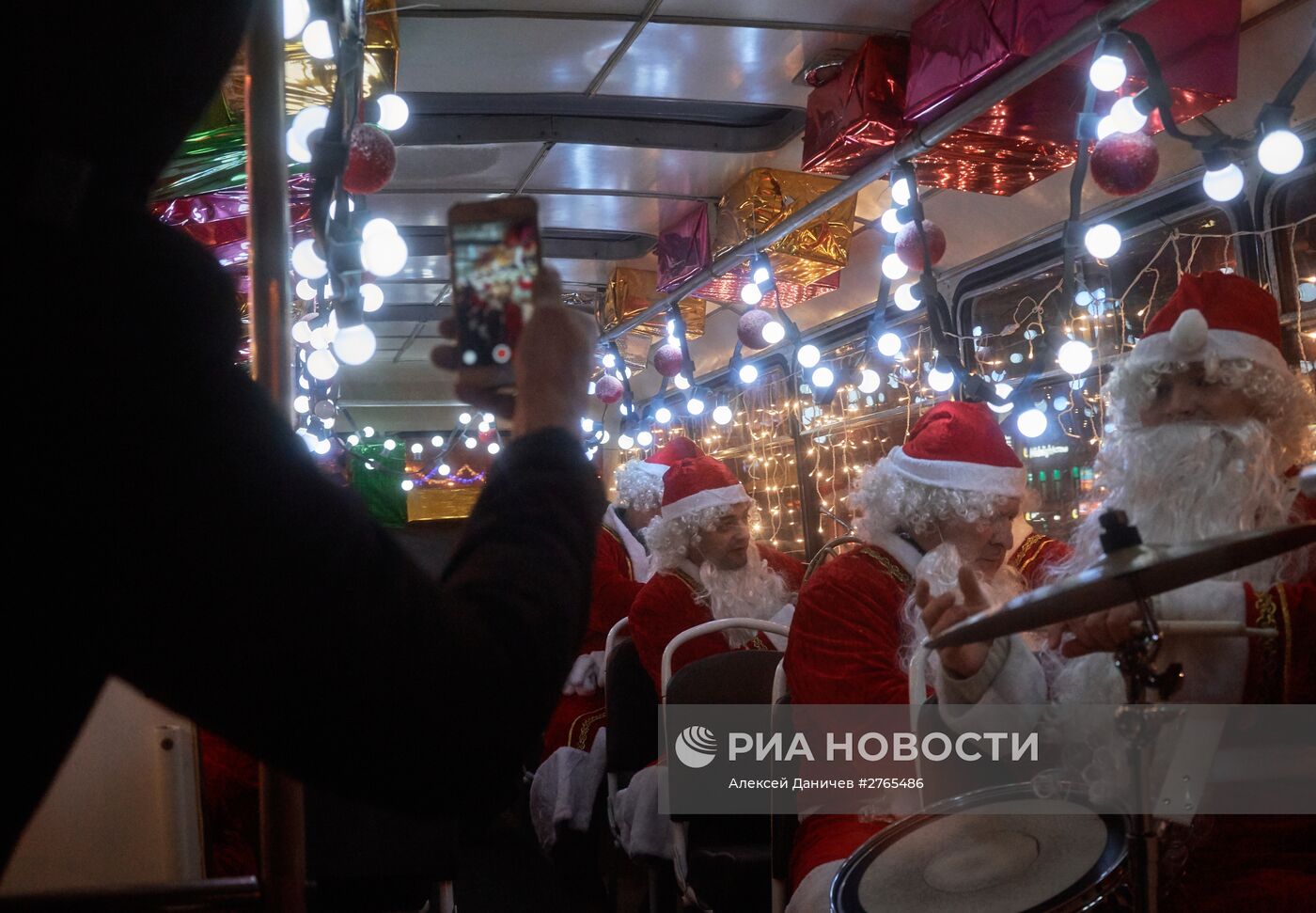 Новогодний автобус с Дедами Морозами в Санкт-Петербурге