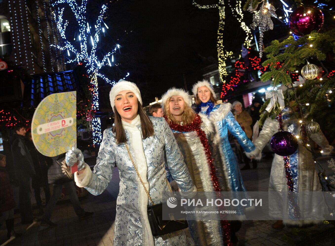 Парад Снегурочек в Москве