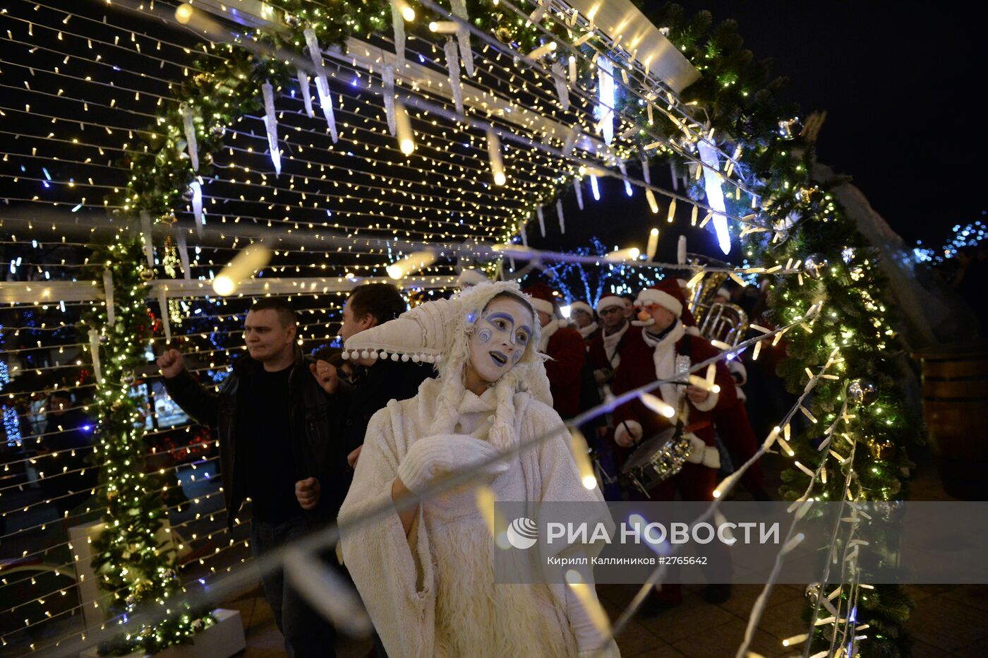 Парад Снегурочек в Москве