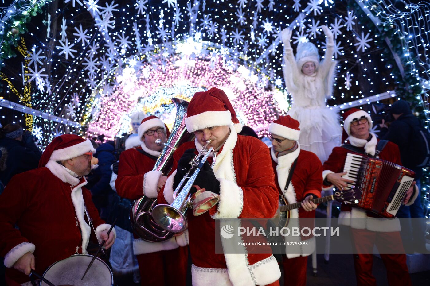 Парад Снегурочек в Москве