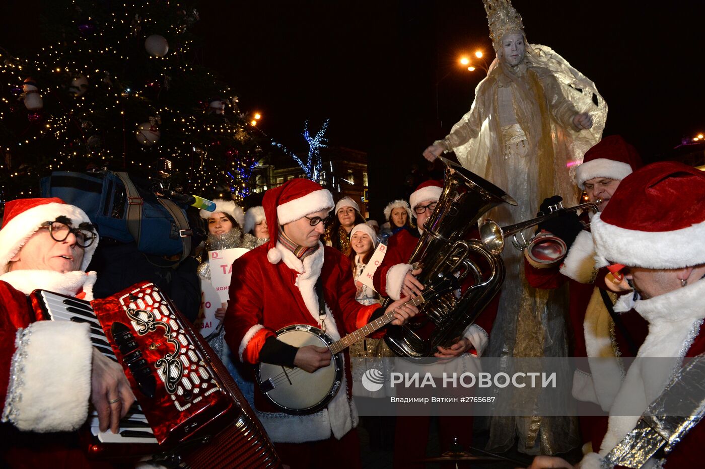 Парад Снегурочек в Москве