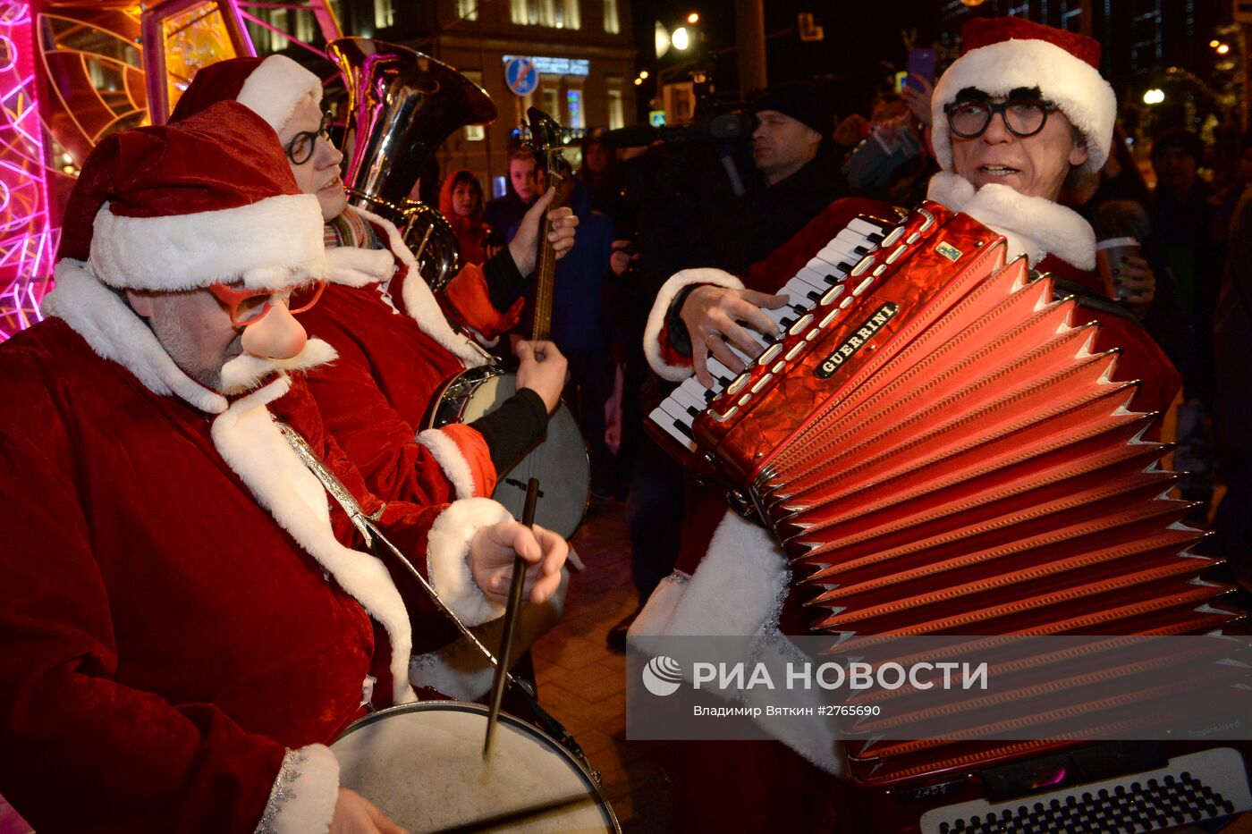 Парад Снегурочек в Москве