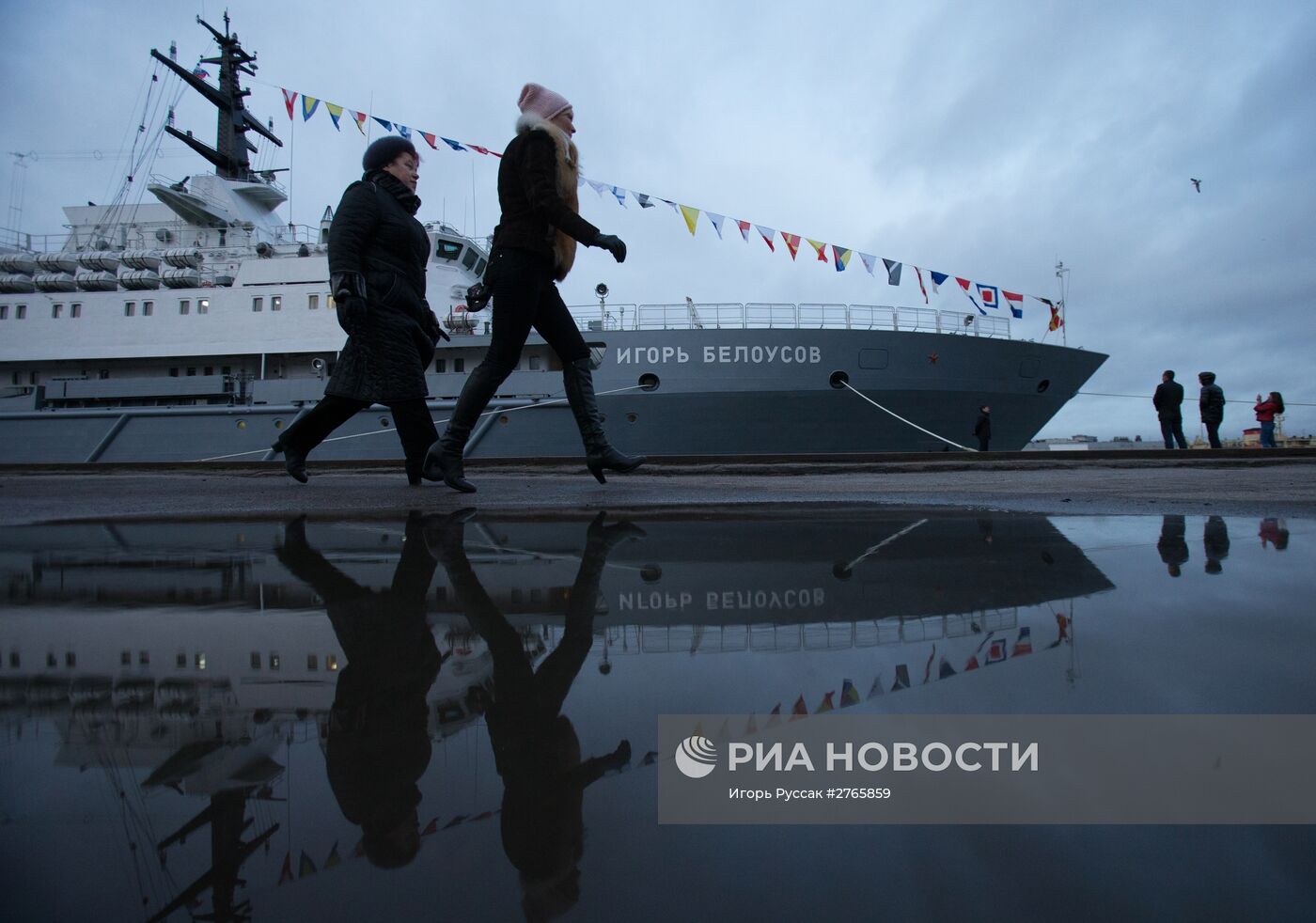 Церемония подъема флага на спасательном судне "Игорь Белоусов" в Санкт-Петербурге
