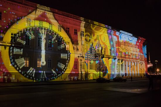 Лазерное шоу на Дворцовой площади в Санкт-Петербурге