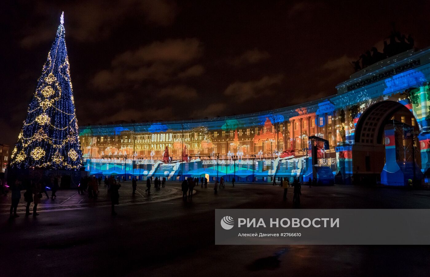 Лазерное шоу на Дворцовой площади в Санкт-Петербурге
