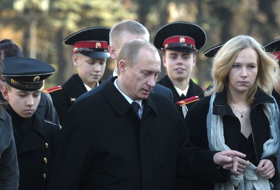 Президент РФ Владимир Путин с курсантами и студентами