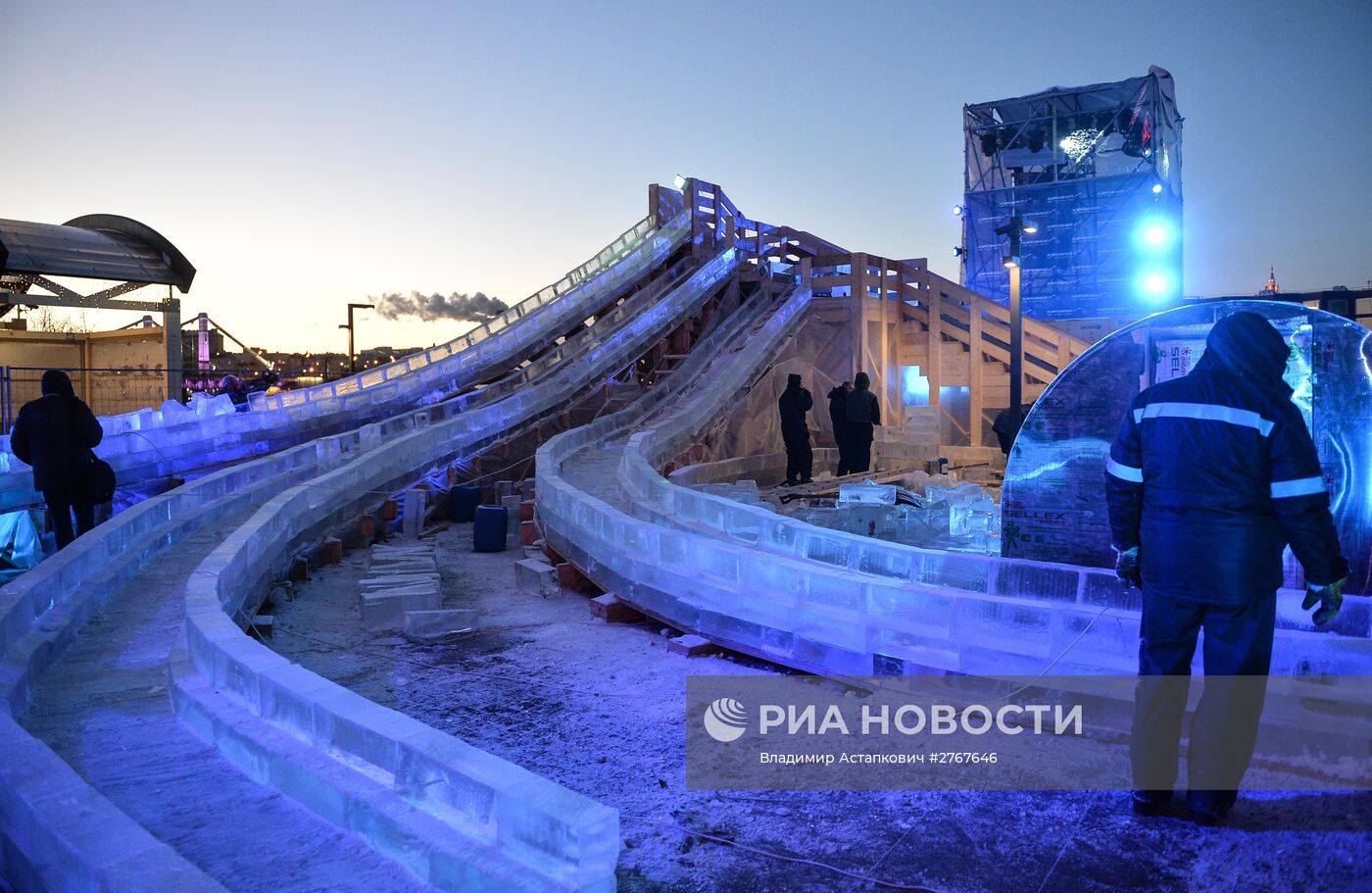 Монтаж ледового городка в Парке искусств Музеон