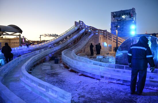 Монтаж ледового городка в Парке искусств Музеон