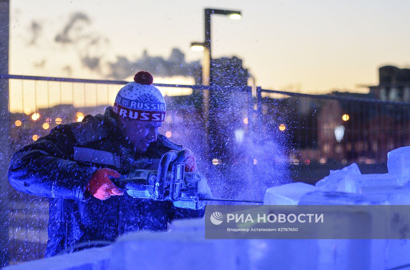 Монтаж ледового городка в Парке искусств Музеон