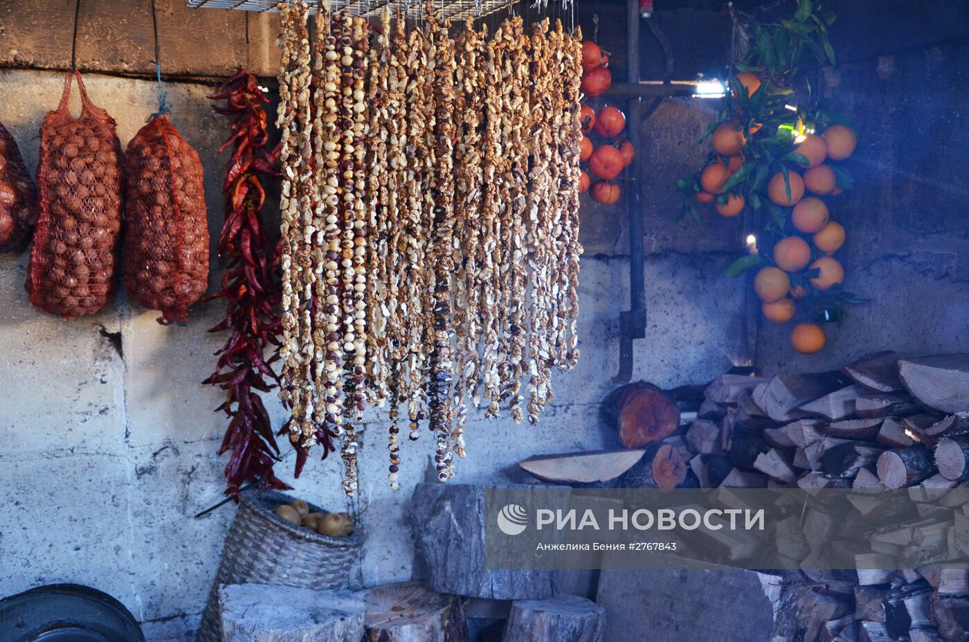 Изготовление национального абхазского блюда – аджинджухуа