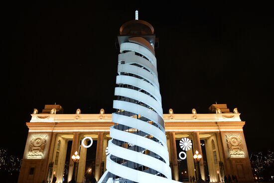 Новогодняя елка в виде парашютной вышки установлена перед входом в Парк Горького
