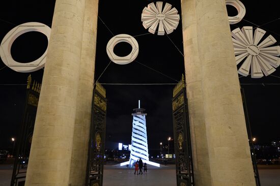 Новогодняя елка в виде парашютной вышки установлена перед входом в Парк Горького