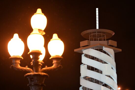 Новогодняя елка в виде парашютной вышки установлена перед входом в Парк Горького