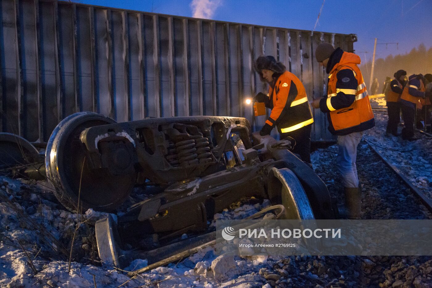 Вагоны грузового поезда сошли с рельсов в Амурской области