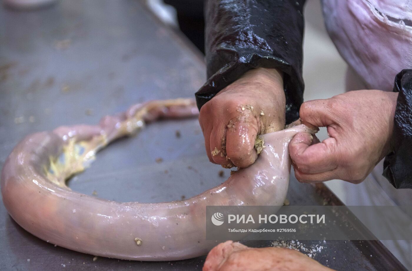Приготовления киргизского национального блюда Чучук