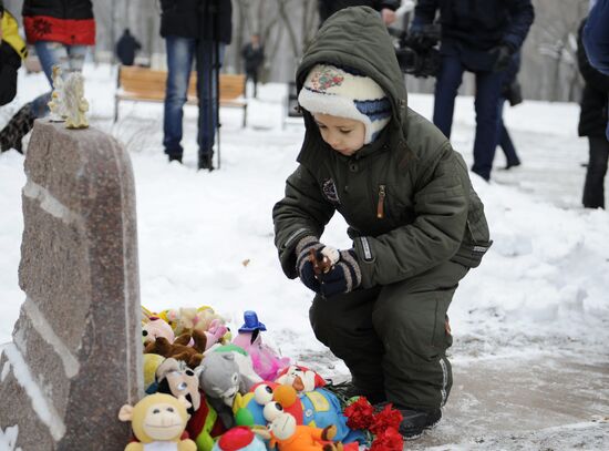 Церемония возложения цветов и игрушек в память о детях Донбасса, погибших от обстрелов