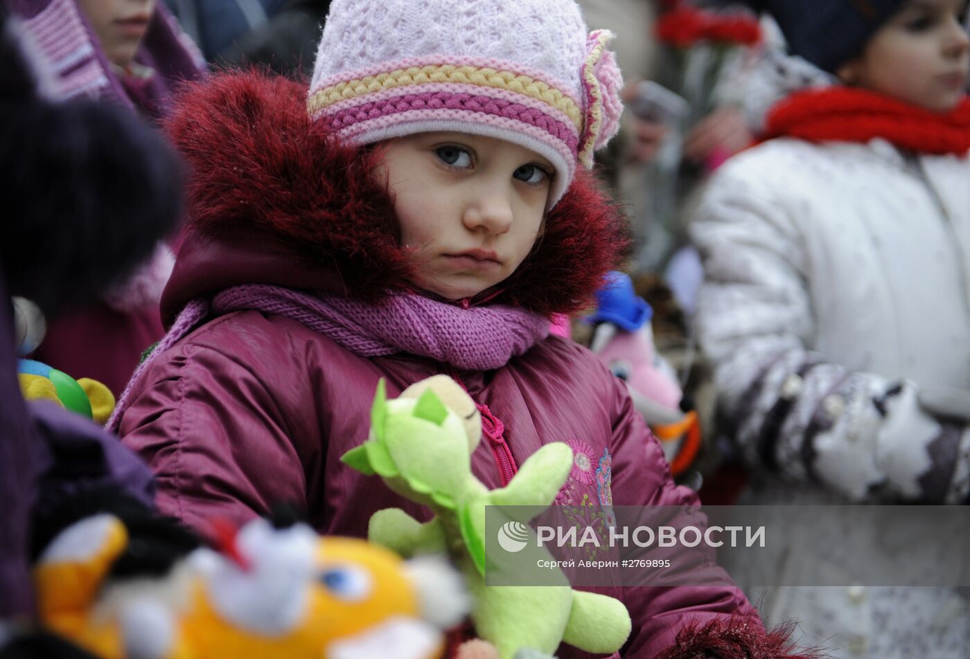Церемония возложения цветов и игрушек в память о детях Донбасса, погибших от обстрелов