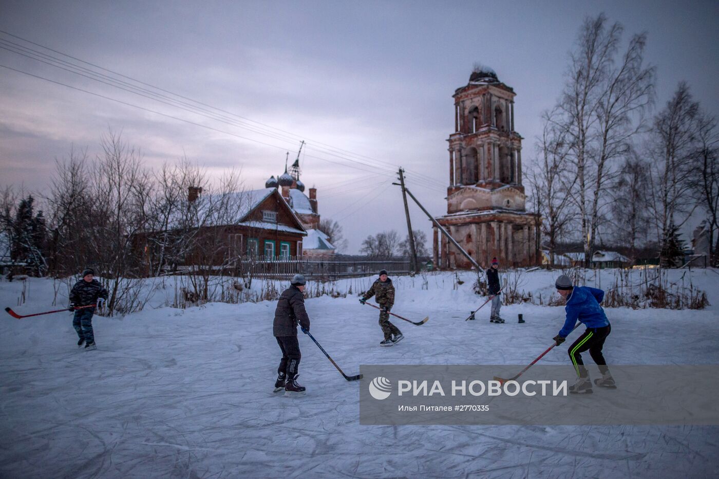 Дети играют в хоккей в селе Ширинье Ярославской области