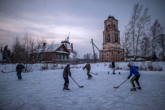 Дети играют в хоккей в селе Ширинье Ярославской области