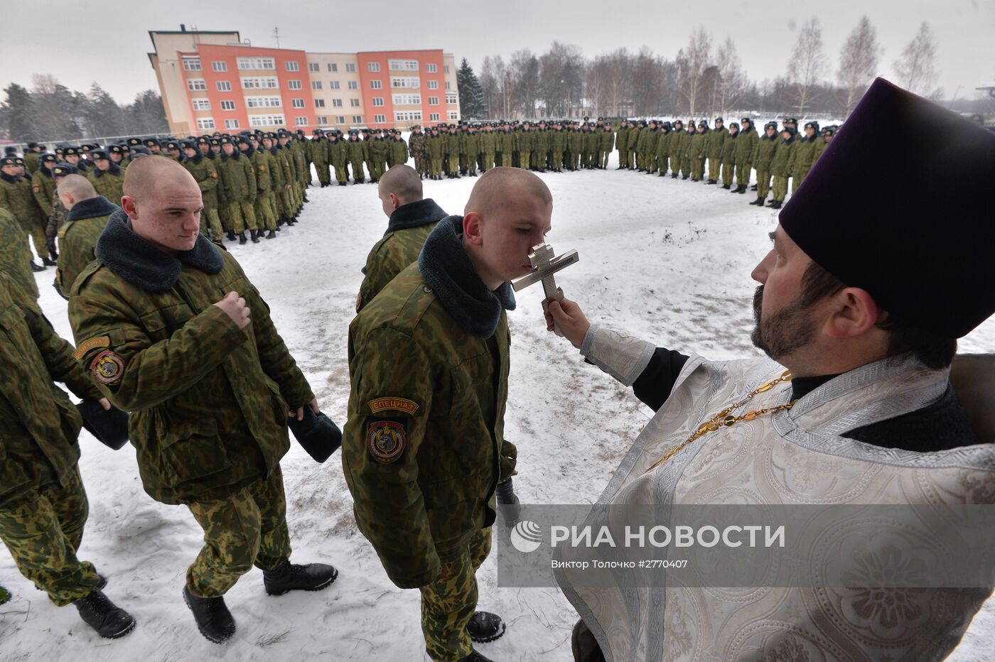 Военнослужащие внутренних войск Белоруссии празднуют Рождество Христово