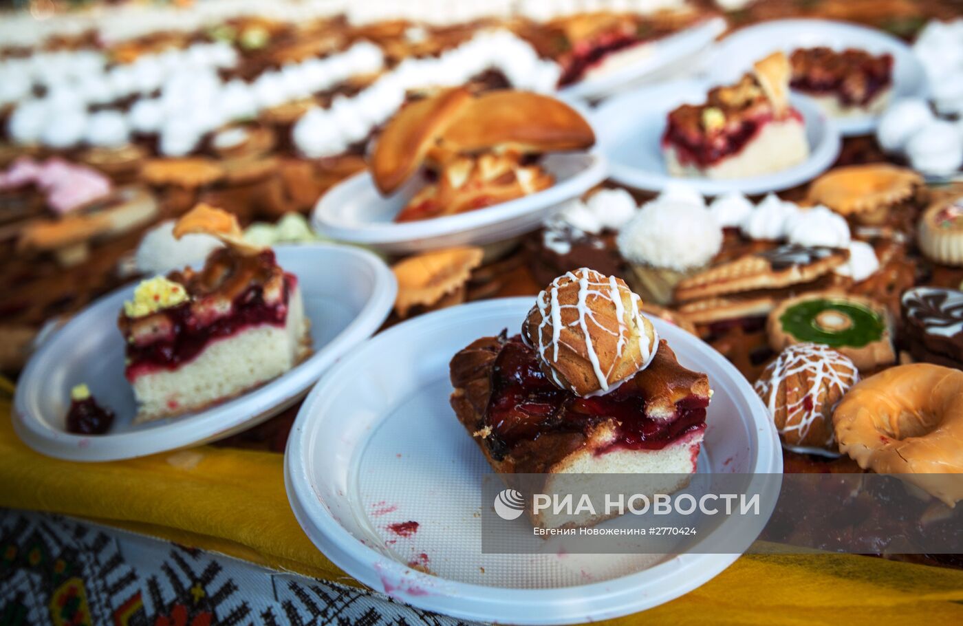 Пирог весом более 100 кг испекли в честь Рождества