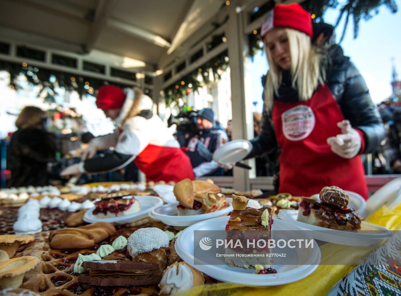 Пирог весом более 100 кг испекли в честь Рождества