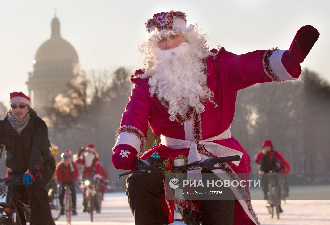 Ежегодный петербургский велопарад Дедов Морозов и Снегурочек