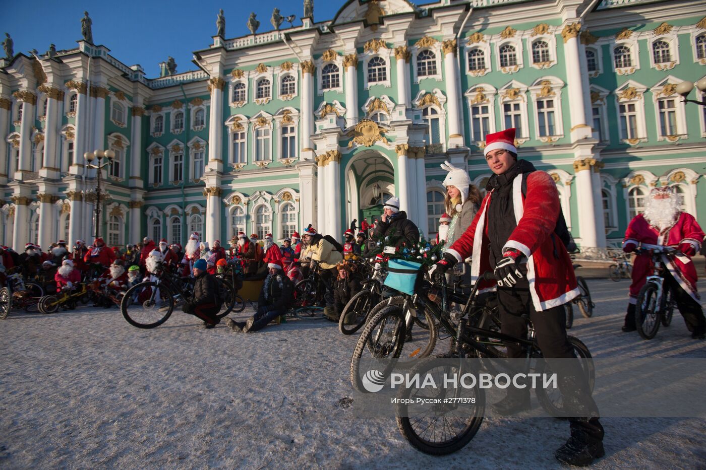 Ежегодный петербургский велопарад Дедов Морозов и Снегурочек