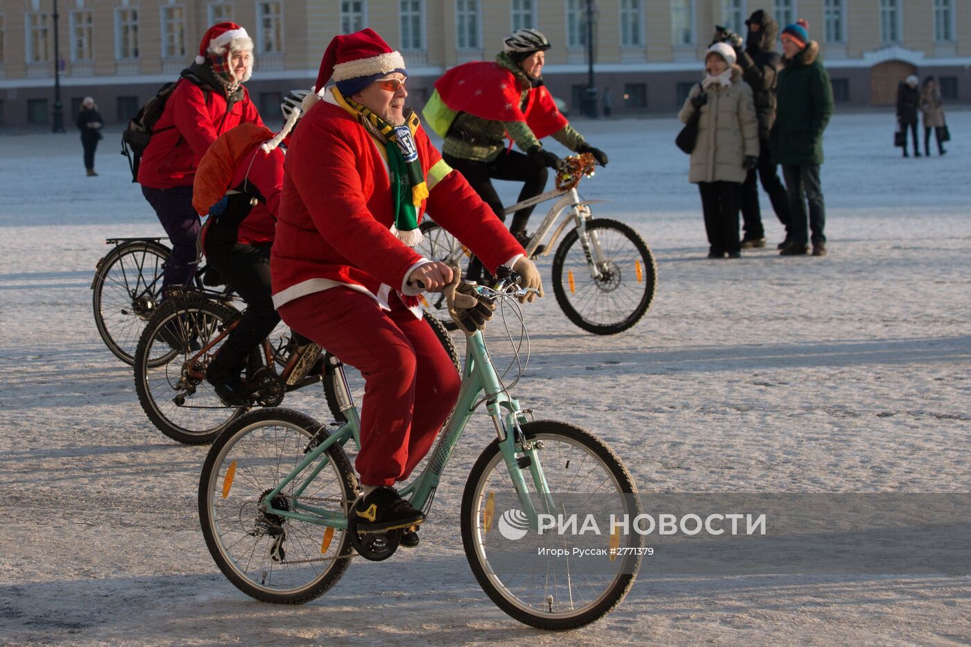 Ежегодный петербургский велопарад Дедов Морозов и Снегурочек