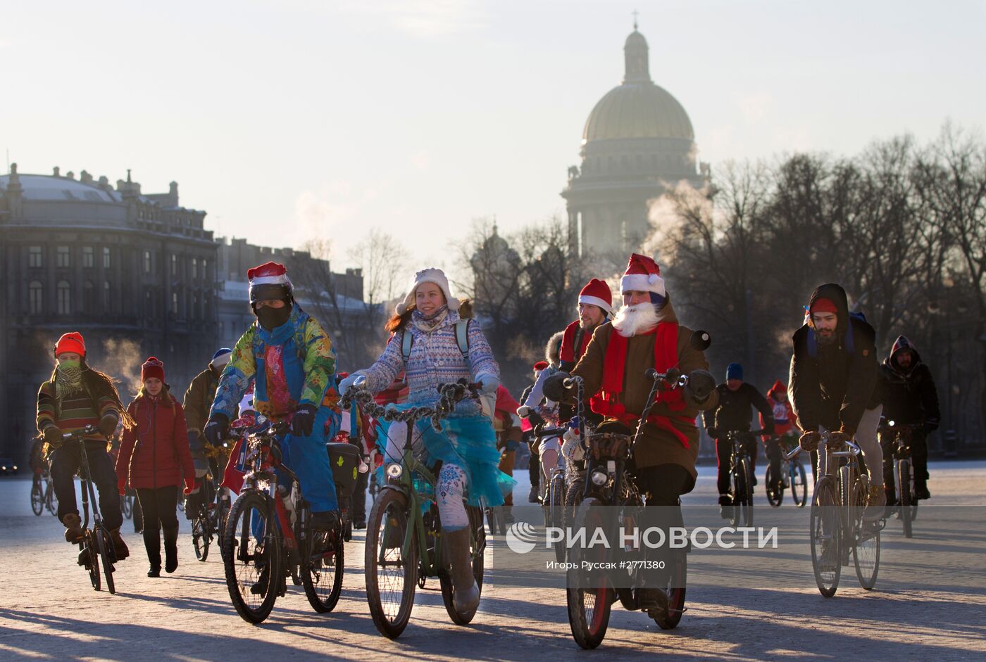 Ежегодный петербургский велопарад Дедов Морозов и Снегурочек
