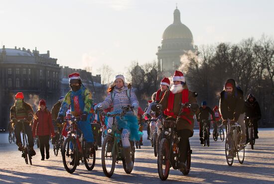 Ежегодный петербургский велопарад Дедов Морозов и Снегурочек