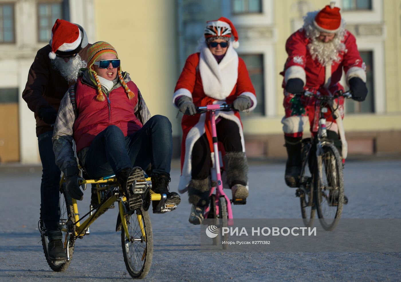 Ежегодный петербургский велопарад Дедов Морозов и Снегурочек