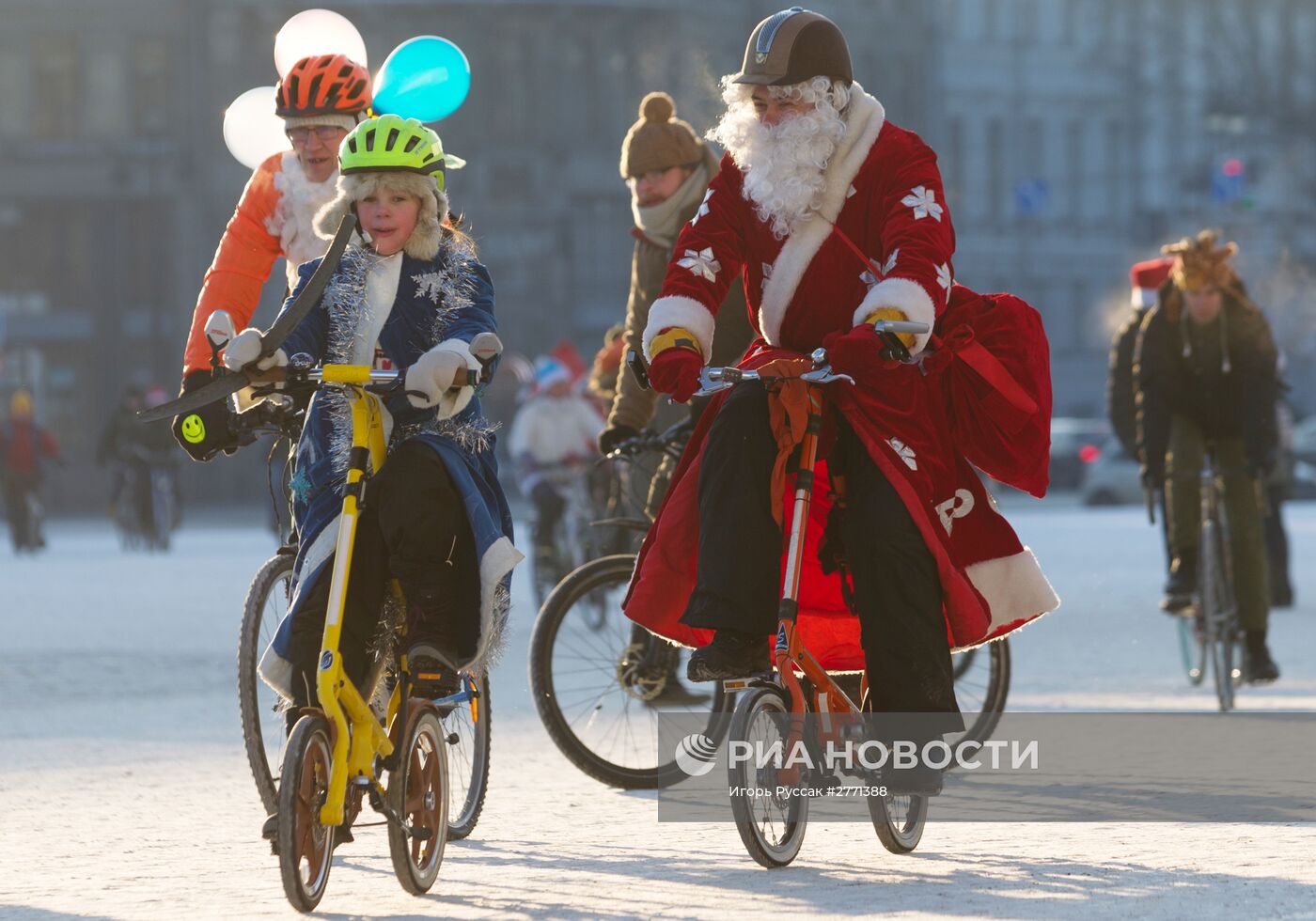 Ежегодный петербургский велопарад Дедов Морозов и Снегурочек