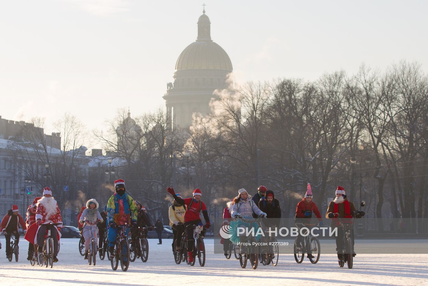 Ежегодный петербургский велопарад Дедов Морозов и Снегурочек