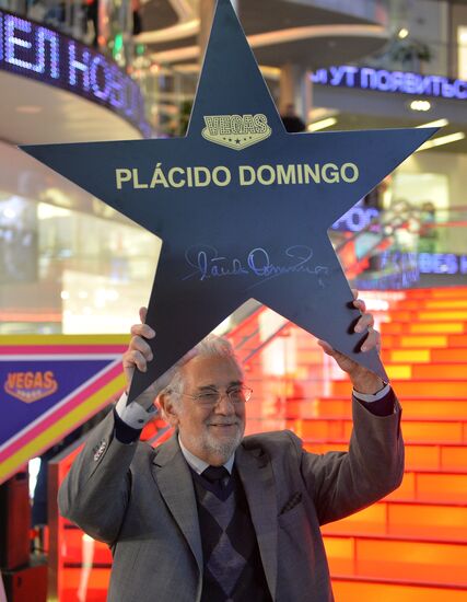 Пласидо Доминго подписал именную звезду на аллее славы в Vegas Крокус Сити