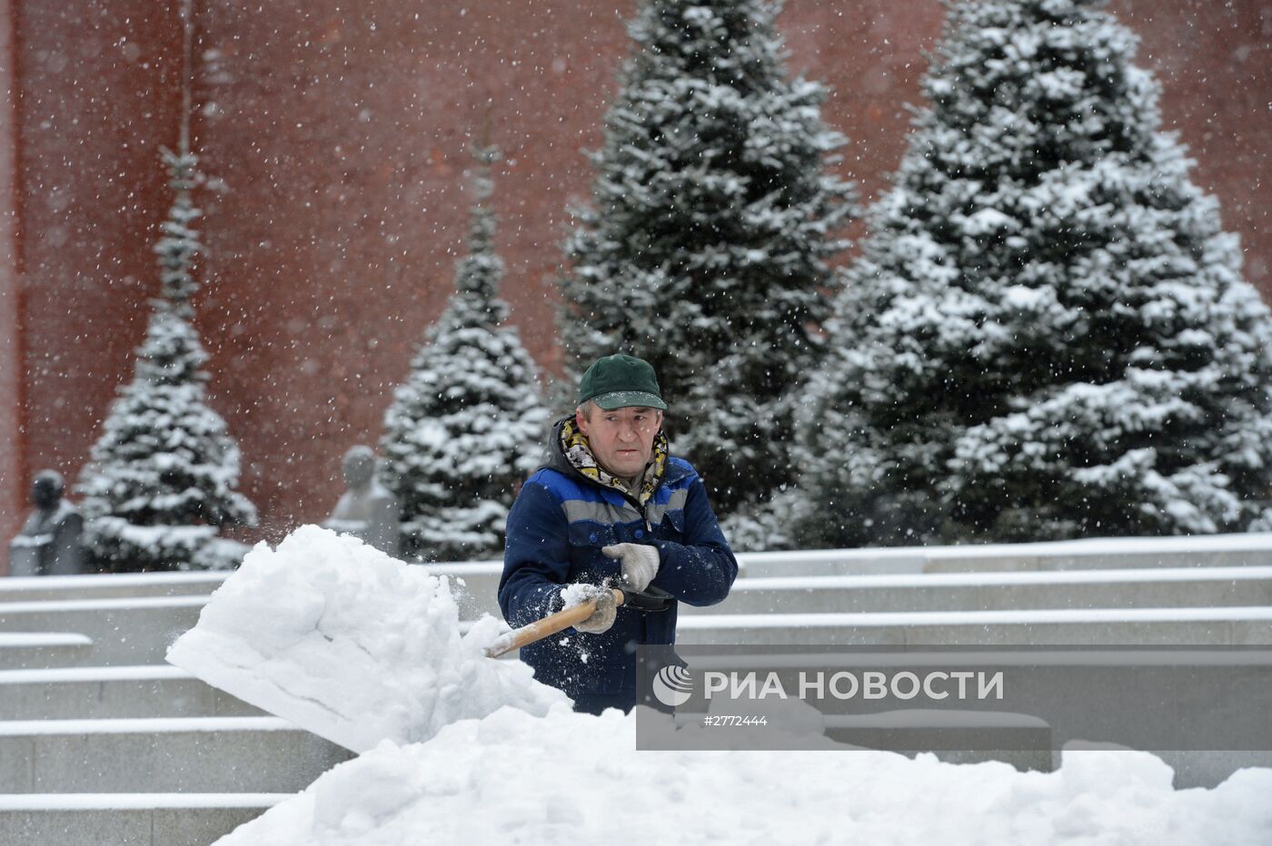 Уборка снега в Москве