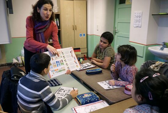 Дети беженцев из Сирии и Афганистана на уроке в немецкой школе